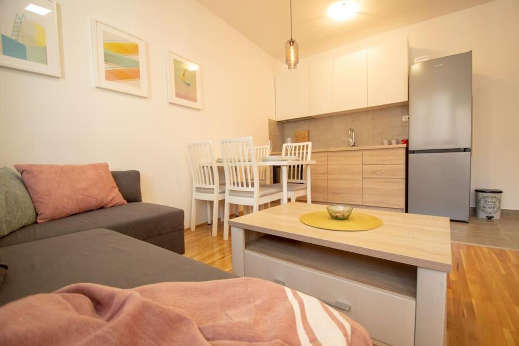 White Fields-Central 2-Bdrm Apartment With Parking Нови Сад Екстериор снимка