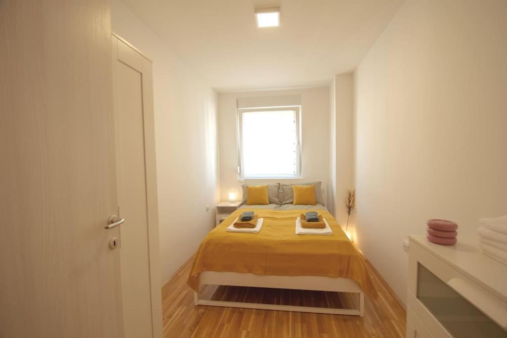 White Fields-Central 2-Bdrm Apartment With Parking Нови Сад Екстериор снимка