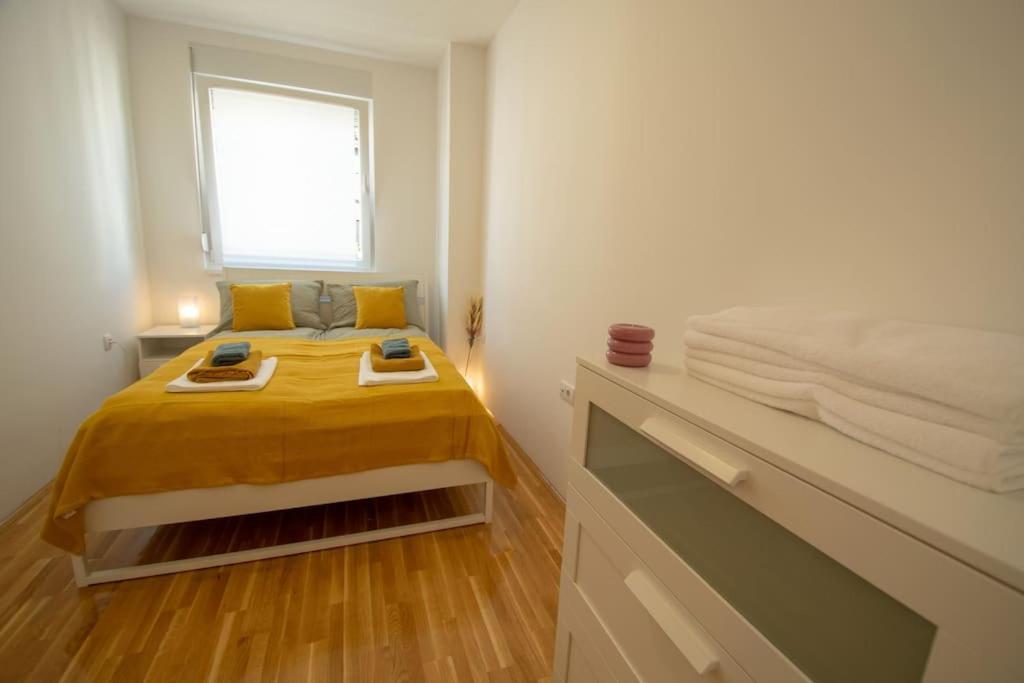 White Fields-Central 2-Bdrm Apartment With Parking Нови Сад Екстериор снимка