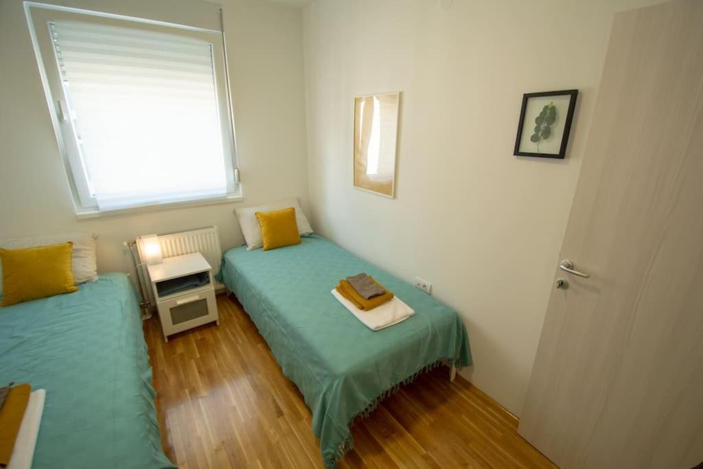 White Fields-Central 2-Bdrm Apartment With Parking Нови Сад Екстериор снимка