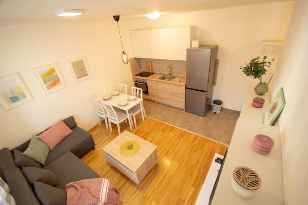 White Fields-Central 2-Bdrm Apartment With Parking Нови Сад Екстериор снимка