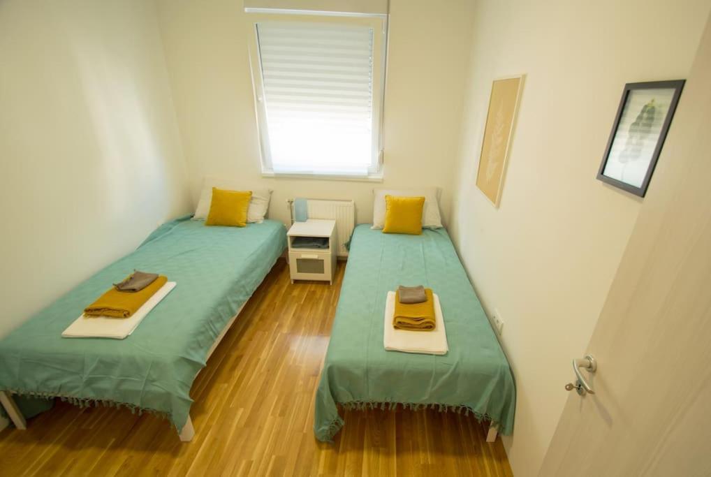White Fields-Central 2-Bdrm Apartment With Parking Нови Сад Екстериор снимка