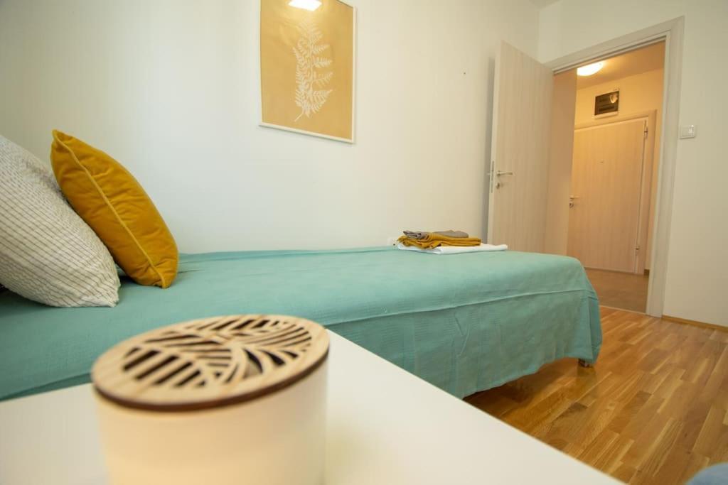 White Fields-Central 2-Bdrm Apartment With Parking Нови Сад Екстериор снимка