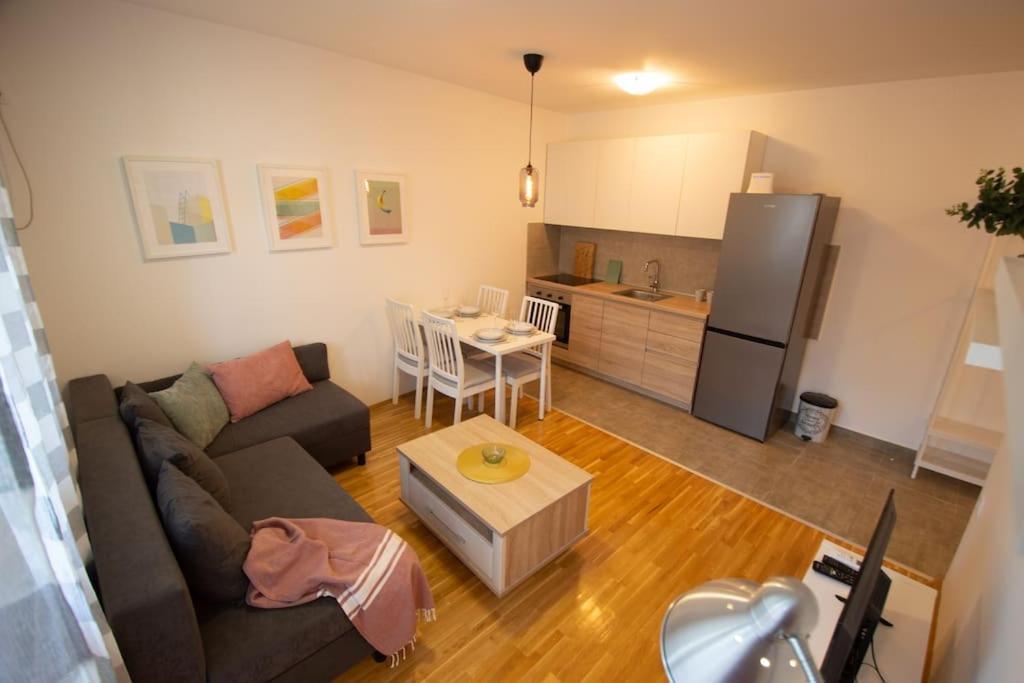 White Fields-Central 2-Bdrm Apartment With Parking Нови Сад Екстериор снимка